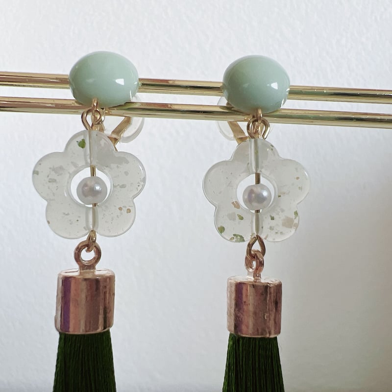 グリーンフラワータッセルピアス・イヤリング | peth handmade