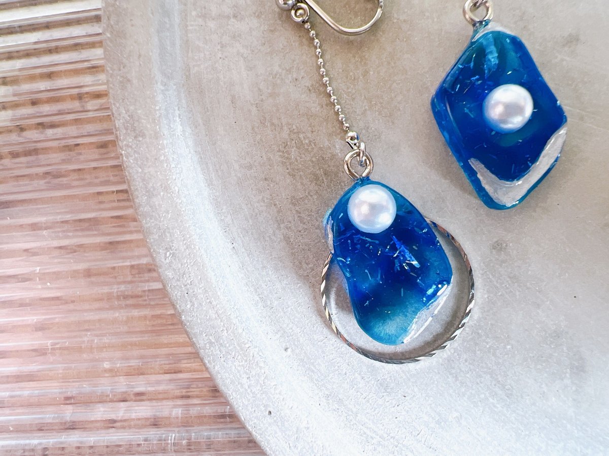 ブルーのレジンロングピアス・イヤリング | peth handmade accessory s