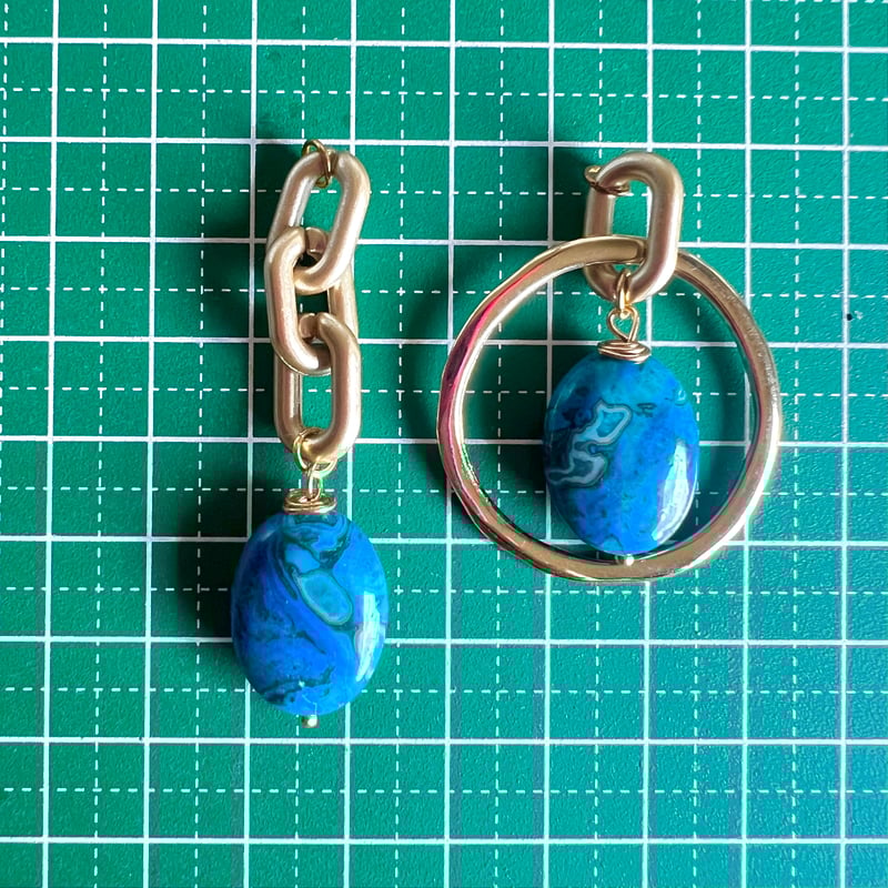 天然石チャームのエスニックターコイズブルーピアス・イヤリング