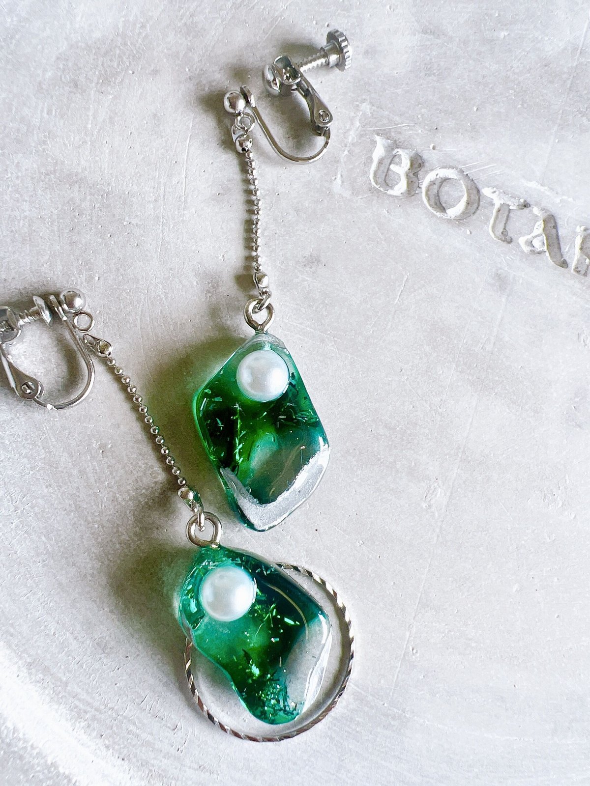 グリーンのレジンロングピアス・イヤリング | peth handmade accessory