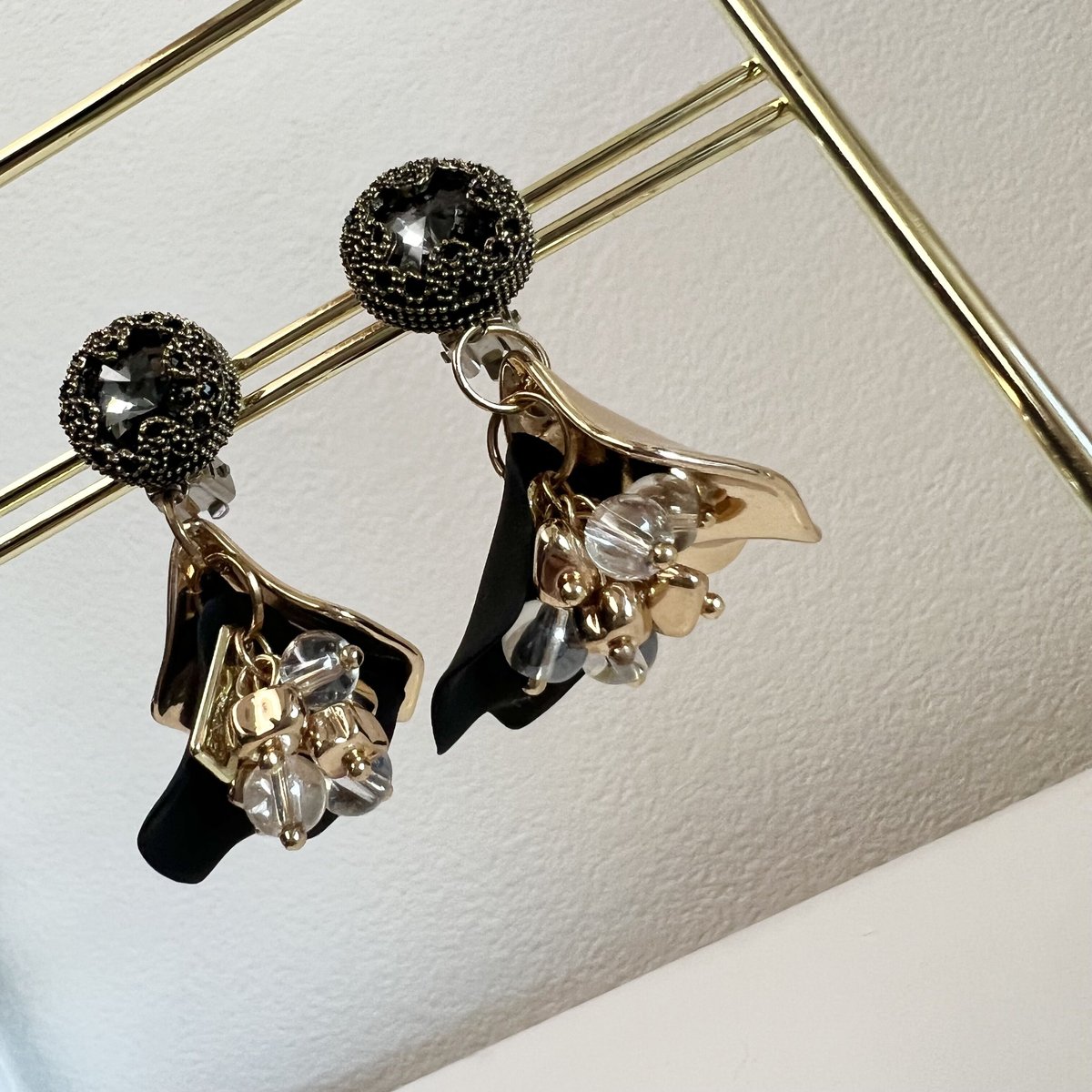 ブラックゴールドの花びらピアス・イヤリング | peth handmade