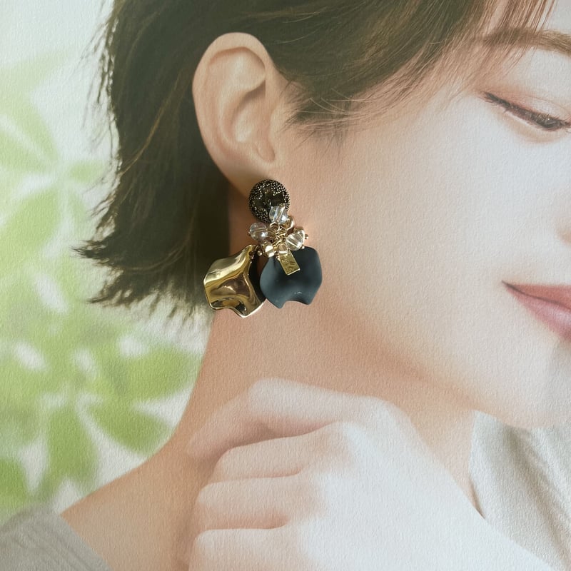 ブラックゴールドの花びらピアス・イヤリング | peth handmade