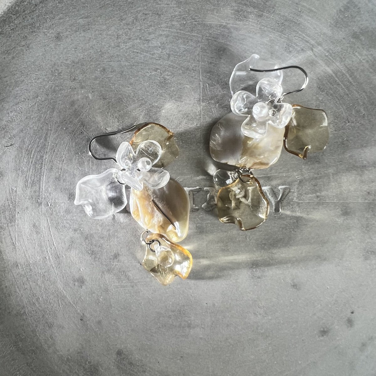 艶々˚✧₊ブラウンシェルの3連ピアス♡ ハンドメイド ブラウンシェルピアス・イヤリング | peth handmade accessory store
