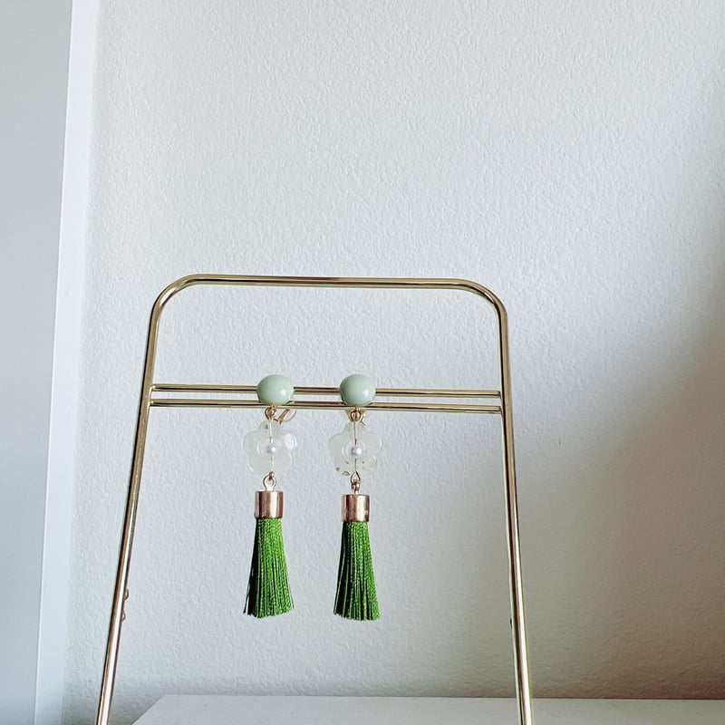 グリーンフラワータッセルピアス・イヤリング | peth handmade