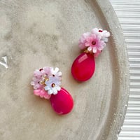 天然石チャームのピンクフラワーピアス・イヤリング