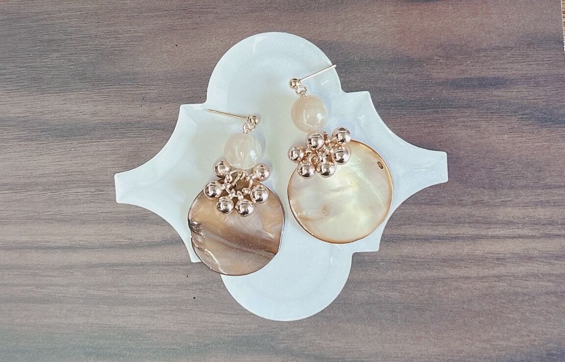 艶々˚✧₊ブラウンシェルの3連ピアス♡ ハンドメイド ブラウンシェルピアス・イヤリング | peth handmade accessory store