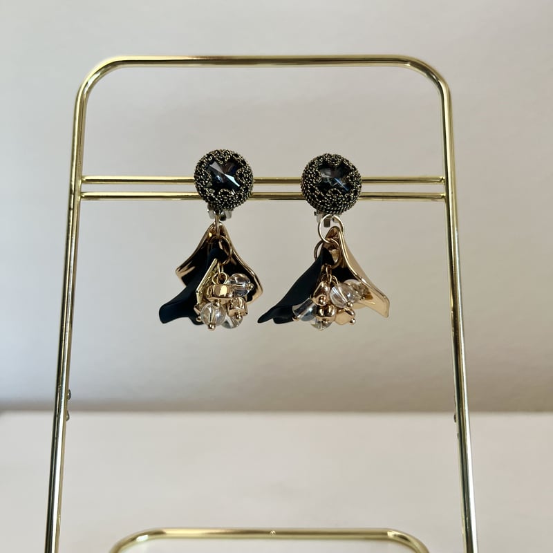 ブラックゴールドの花びらピアス・イヤリング | peth handmade