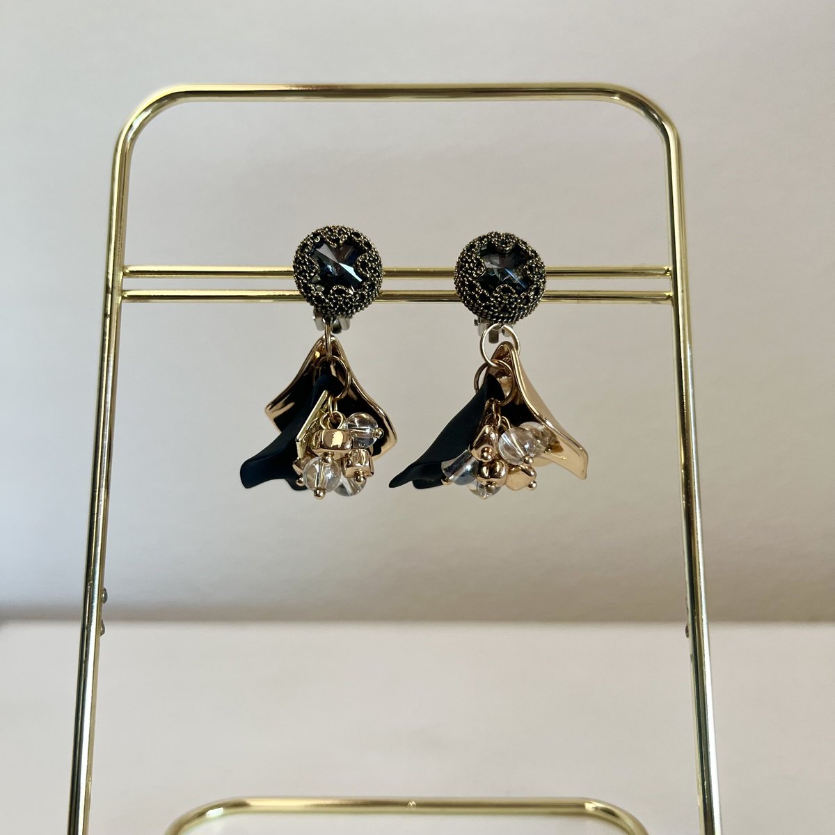 ブラックゴールドの花びらピアス・イヤリング | peth handmade