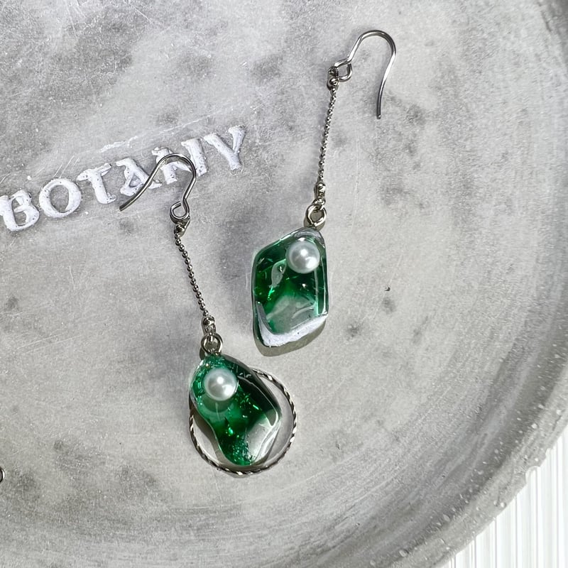 グリーンのレジンロングピアス・イヤリング | peth handmade accessory