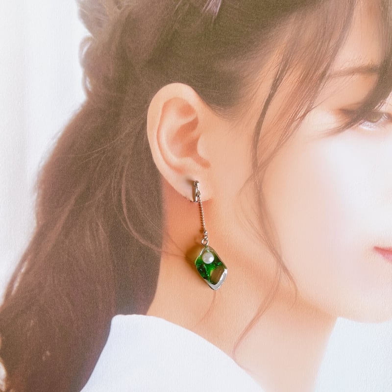 グリーンのレジンロングピアス・イヤリング | peth handmade accessory