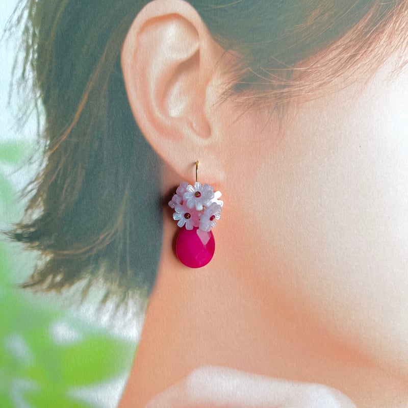 天然石チャームのピンクフラワーピアス・イヤリング | peth handmade