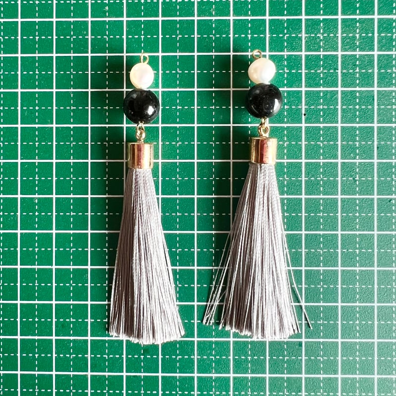 パールとモノトーングレータッセルピアス・イヤリング | peth handmade