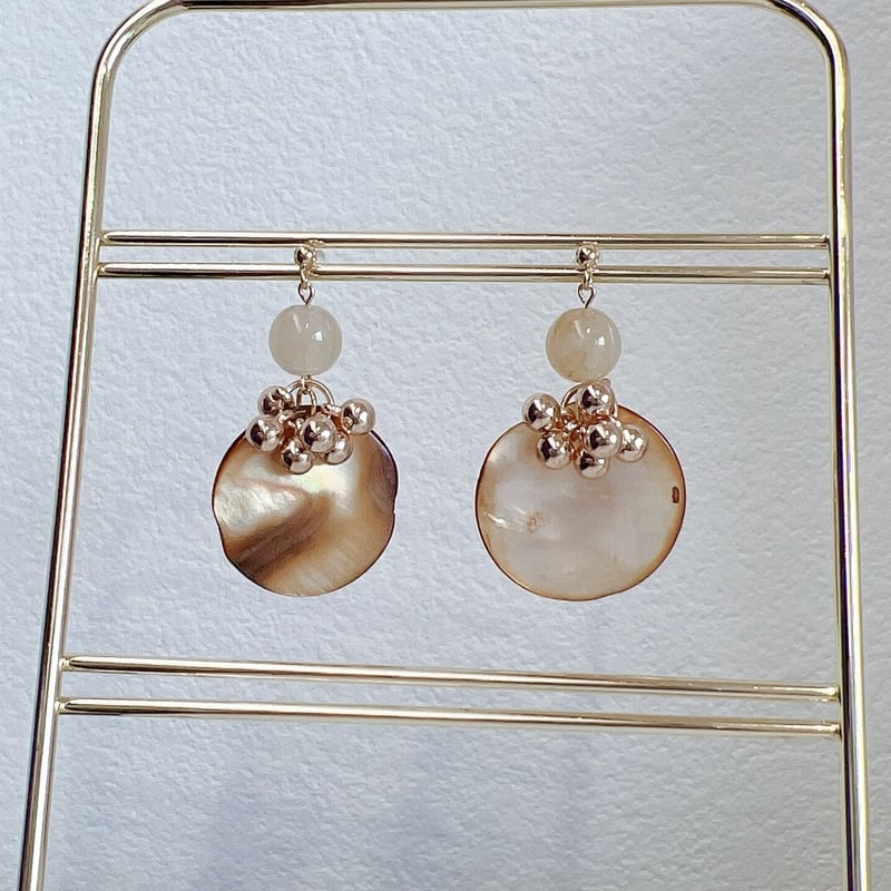 ブラウンシェル×水晶カービングピアス(イヤリング) ブラウンシェル×水晶カービングピアス(イヤリング) ブラウンシェル