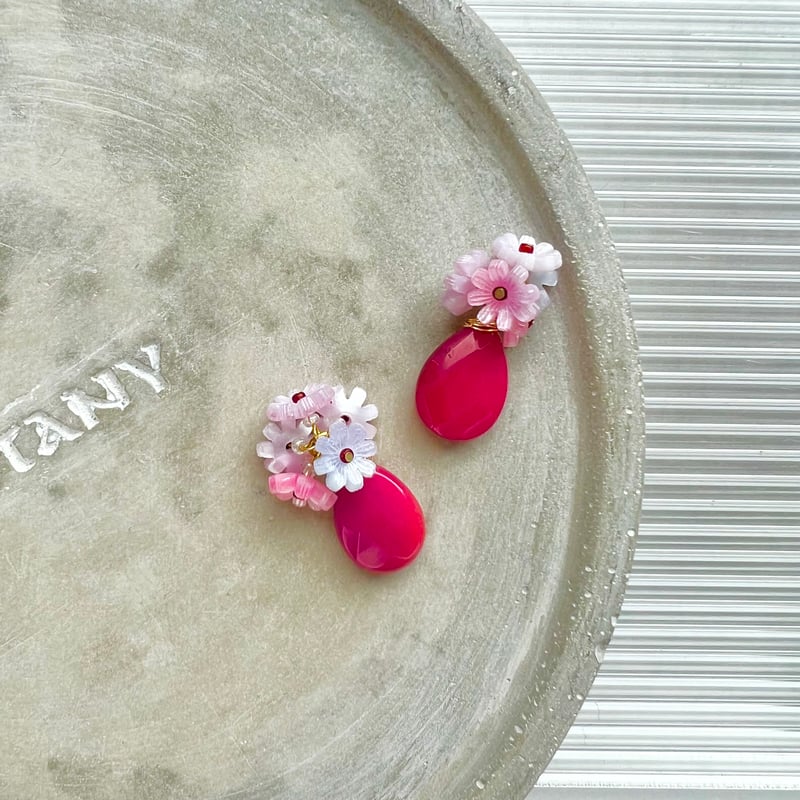 天然石チャームのピンクフラワーピアス・イヤリング | peth handmade