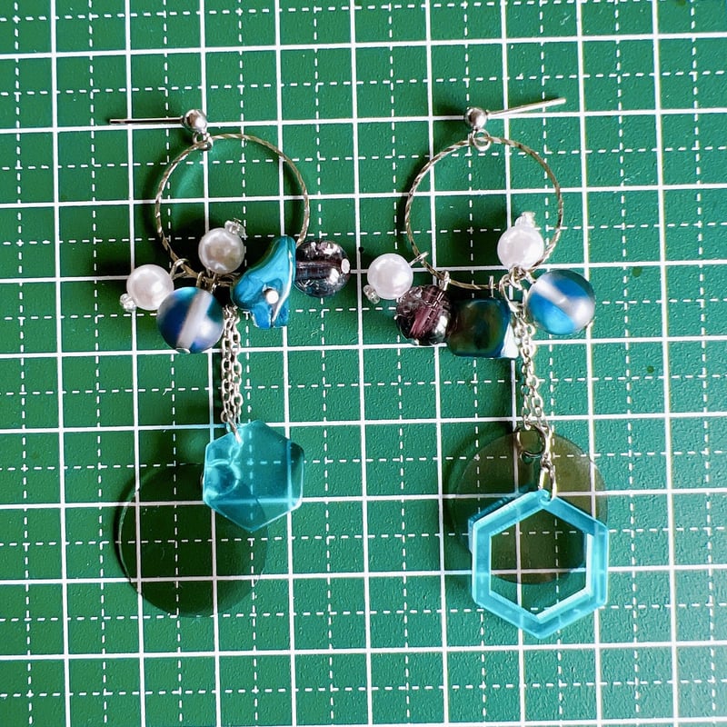 ターコイズシェルとPVCアシメピアス・イヤリング | peth handmade ターコイズシェルとPVCアシメピアス・イヤリング | peth handmade