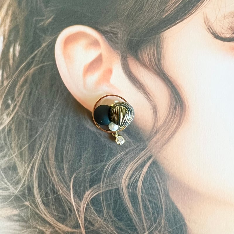 アシンメトリーブラックピアス・イヤリング | peth handmade