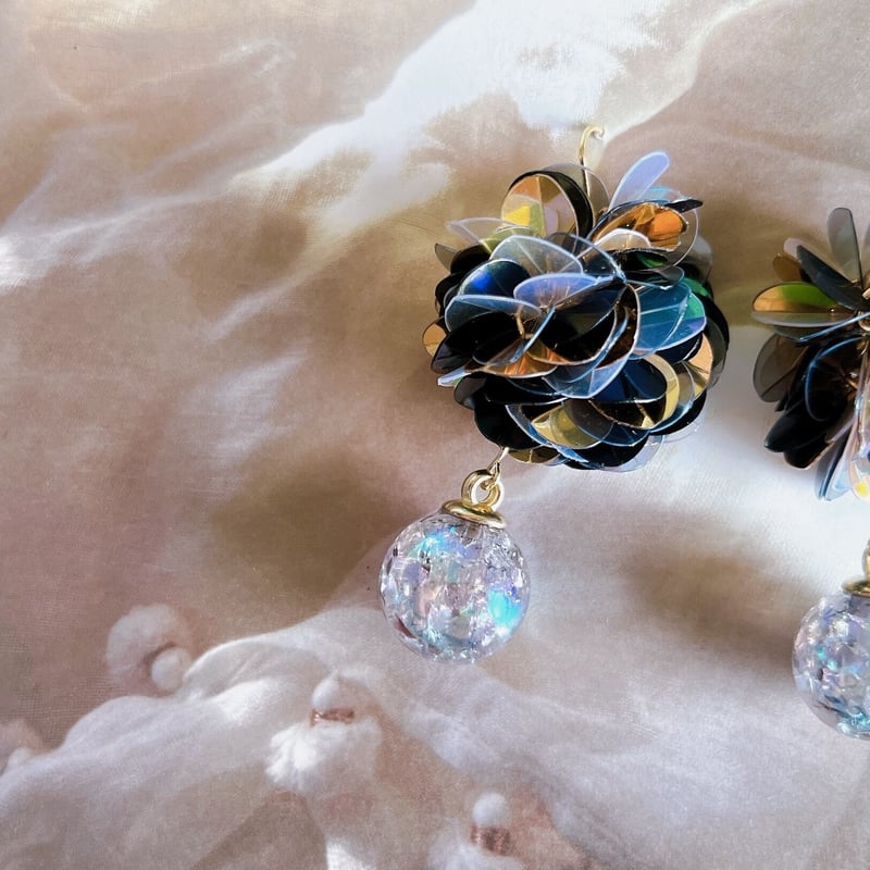 ブラックゴールドのスパンコールピアス・イヤリング | peth handmade  