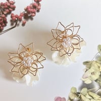 お花の花びら揺れるイヤリング°・*:.。.☆