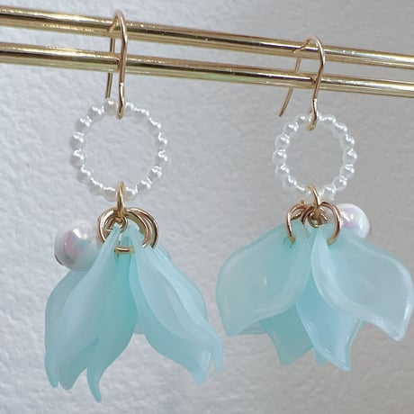 ブルーの花びらピアス・イヤリング