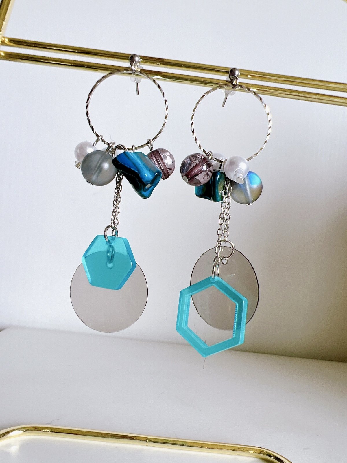 ポメころび◆ベルフラワー水晶×ターコイズ×オイスターシェルイヤリング ターコイズシェルとPVCアシメピアス・イヤリング | peth