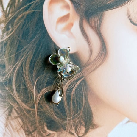 お花のゴールドピアス・イヤリング