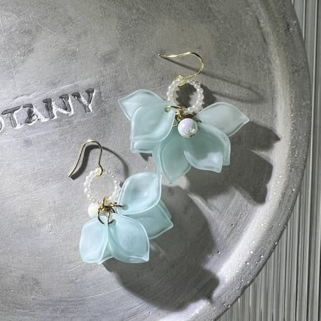 ブルーの花びらピアス・イヤリング