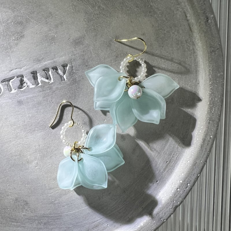 ブルーの花びらピアス・イヤリング | peth handmade accessory store