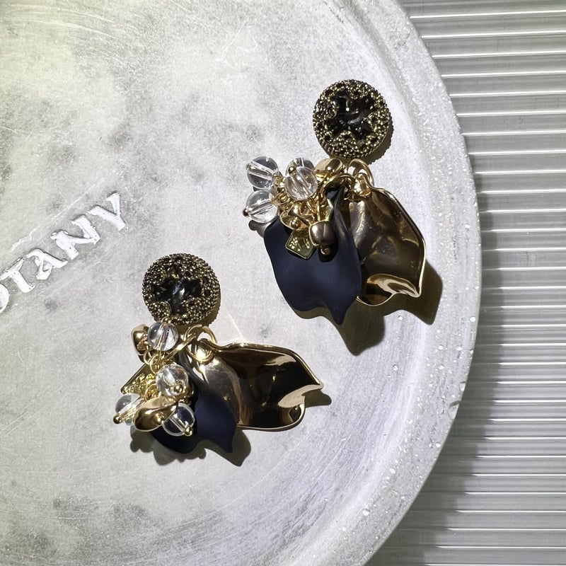 ブラックゴールドの花びらピアス・イヤリング | peth handmade 