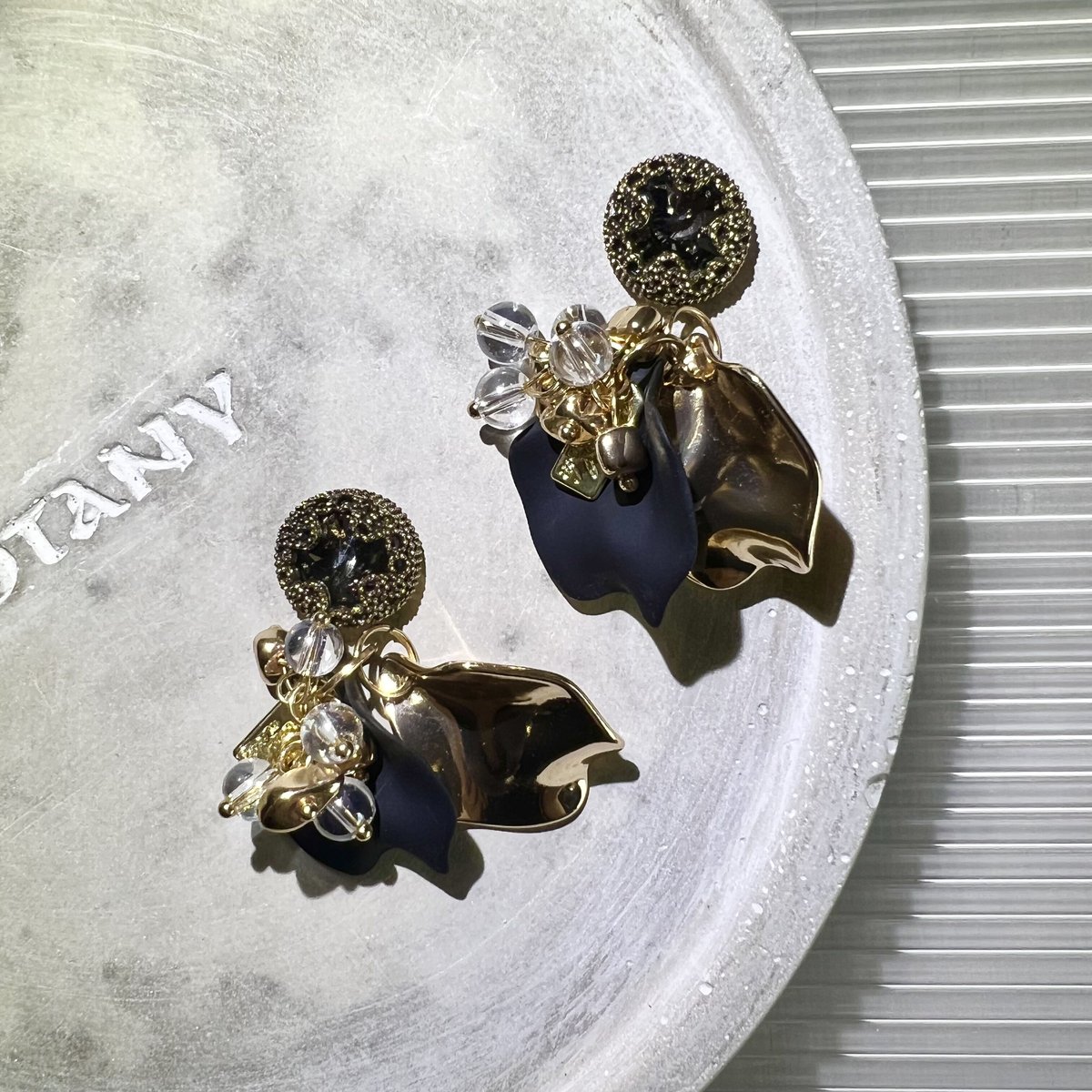 179 ブラック✖︎ゴールド花びらの華やかアクセ　ピアスorイヤリング ブラックゴールドの花びらピアス・イヤリング | peth handmade
