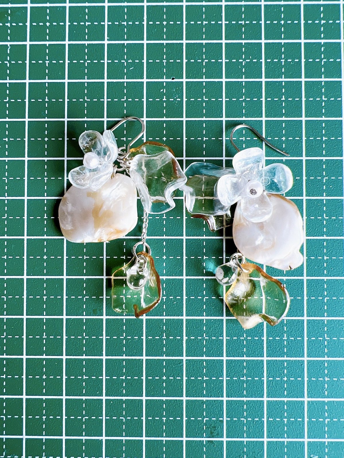 艶々˚✧₊ブラウンシェルの3連コインピアス♡ ハンドメイド 艶々˚✧₊ブラウンシェルの3連コインピアス♡ ハンドメイド