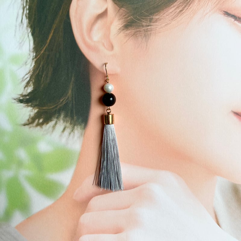 パールとモノトーングレータッセルピアス・イヤリング | peth handmade 