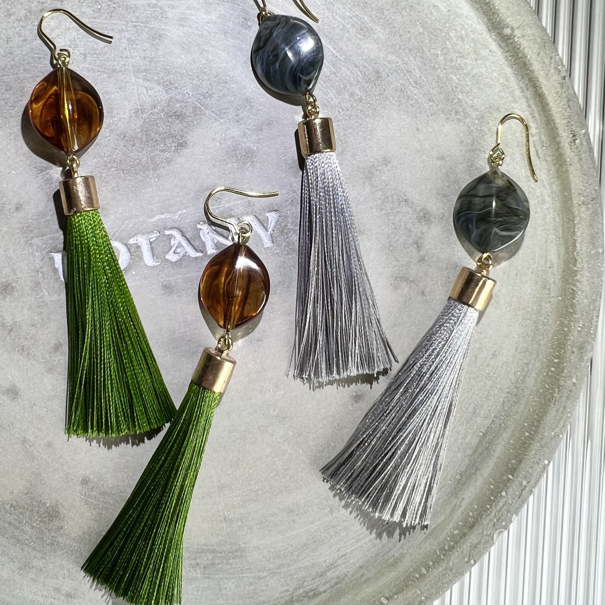 172*ハンドメイド*グリーンカボション レースタッセル べっ甲 ピアス 172*ハンドメイド*グリーンカボション レースタッセル べっ甲 ピアス