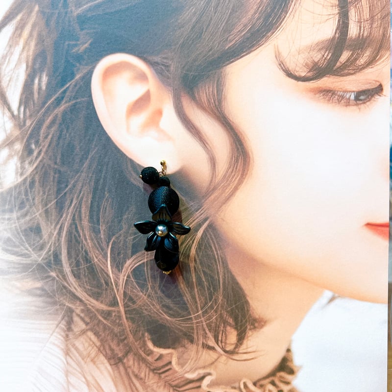 アシメブラックボールロングピアス・イヤリング | peth handmade