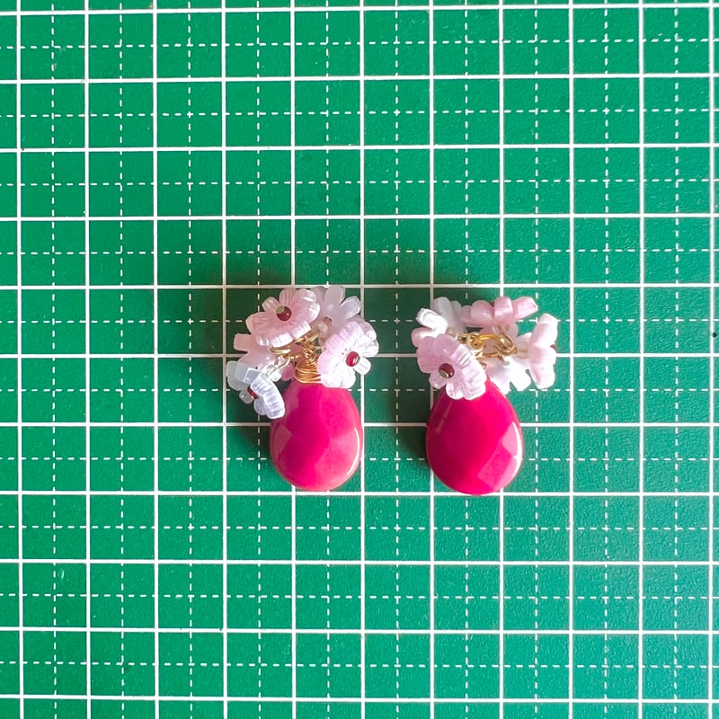 天然石チャームのピンクフラワーピアス・イヤリング | peth handmade