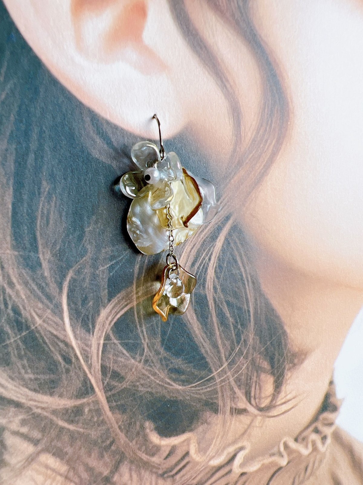 ブラウンシェル×水晶カービングピアス(イヤリング) ブラウンシェルピアス・イヤリング | peth handmade accessory store