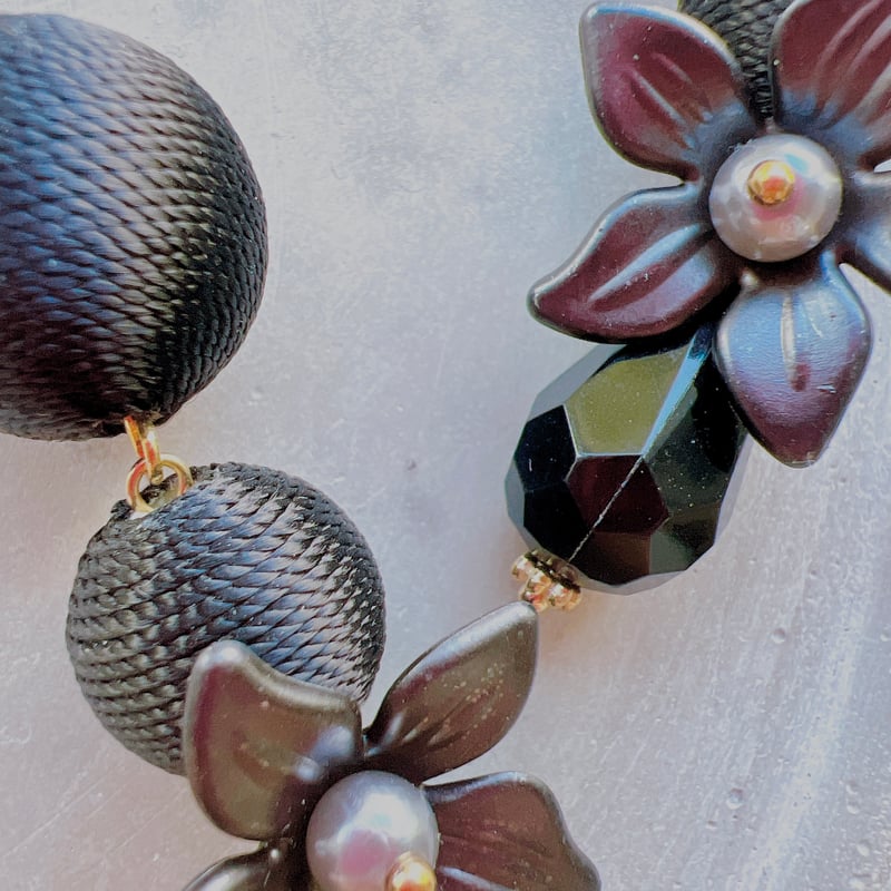 アシメブラックボールロングピアス・イヤリング | peth handmade