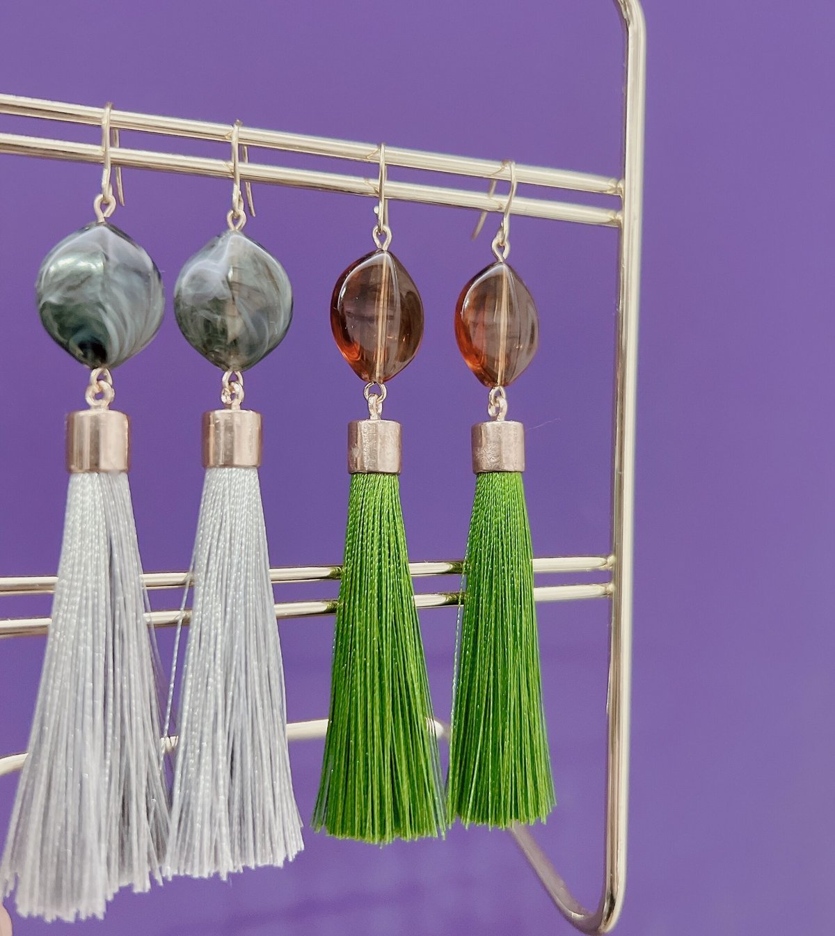 172*ハンドメイド*グリーンカボション レースタッセル べっ甲 ピアス