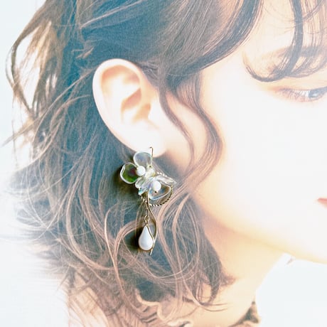 お花のゴールドピアス・イヤリング