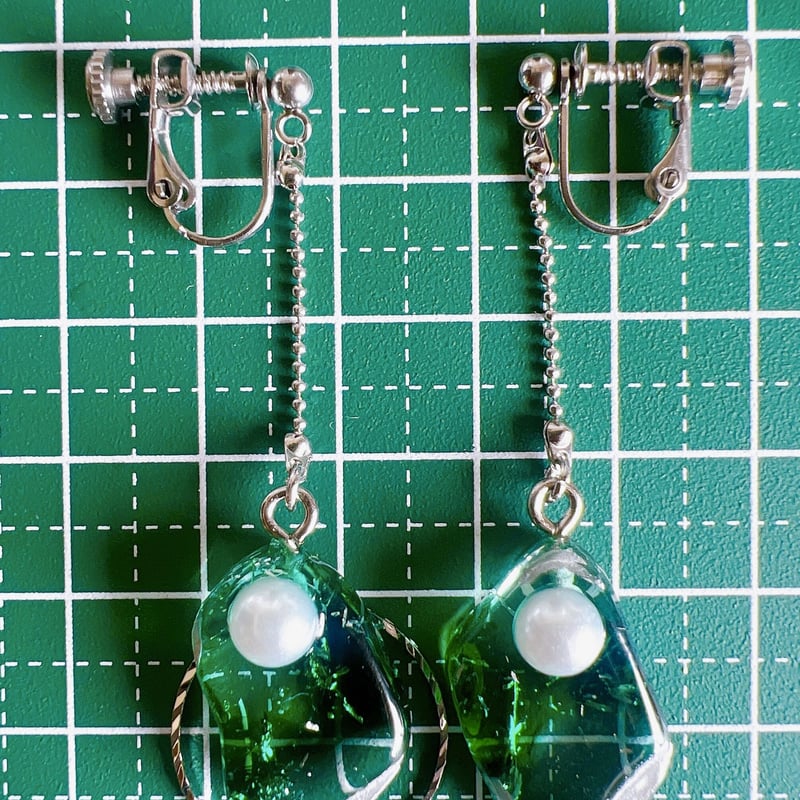 グリーンのレジンロングピアス・イヤリング | peth handmade accessory