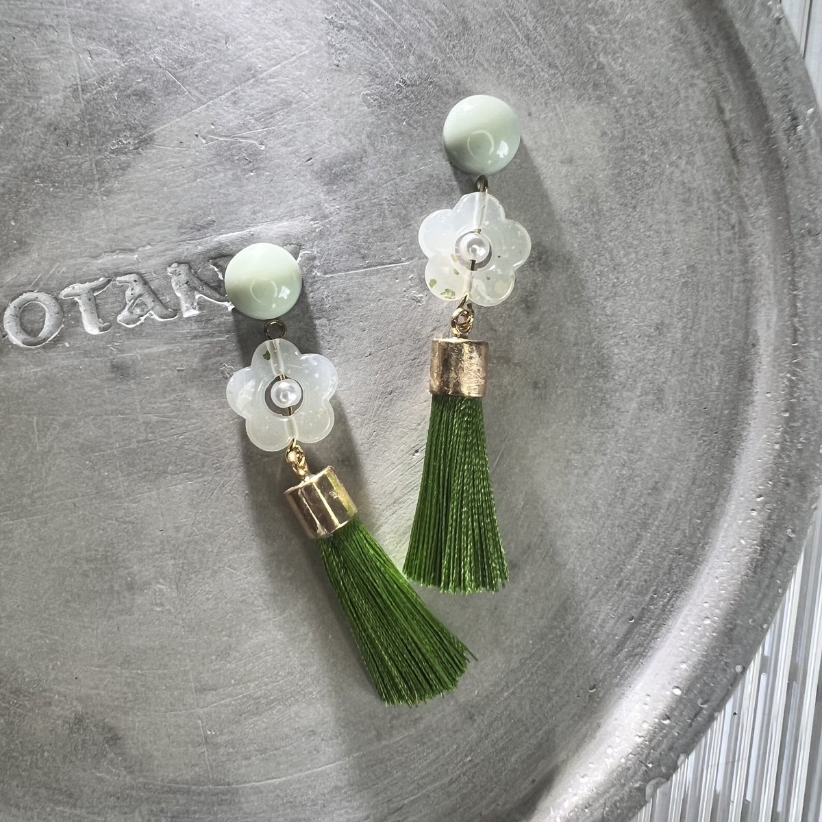 【取引中】2way*ひらひらグリーンのタッセルのピアス/イヤリング 取引中】2way*ひらひらグリーンのタッセルのピアス/イヤリング