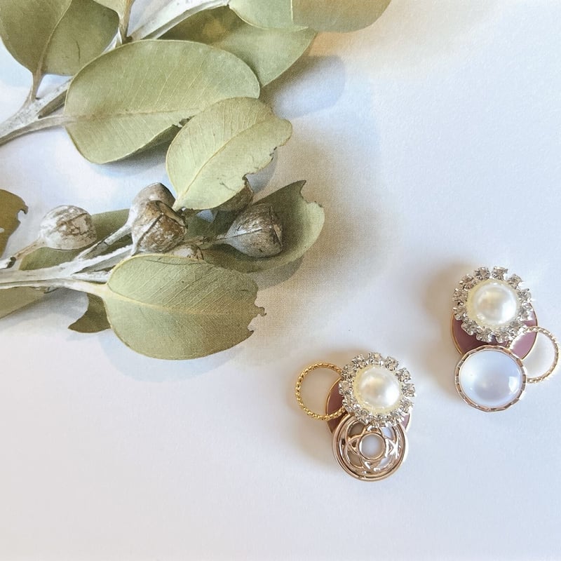 ふわふわ　ボタン　ピアス　イヤリング　ゴールド　白　ハンドメイド　アクセサリー ビジューとボタンがキラキラ可愛いピアス・イヤリング | peth handmade