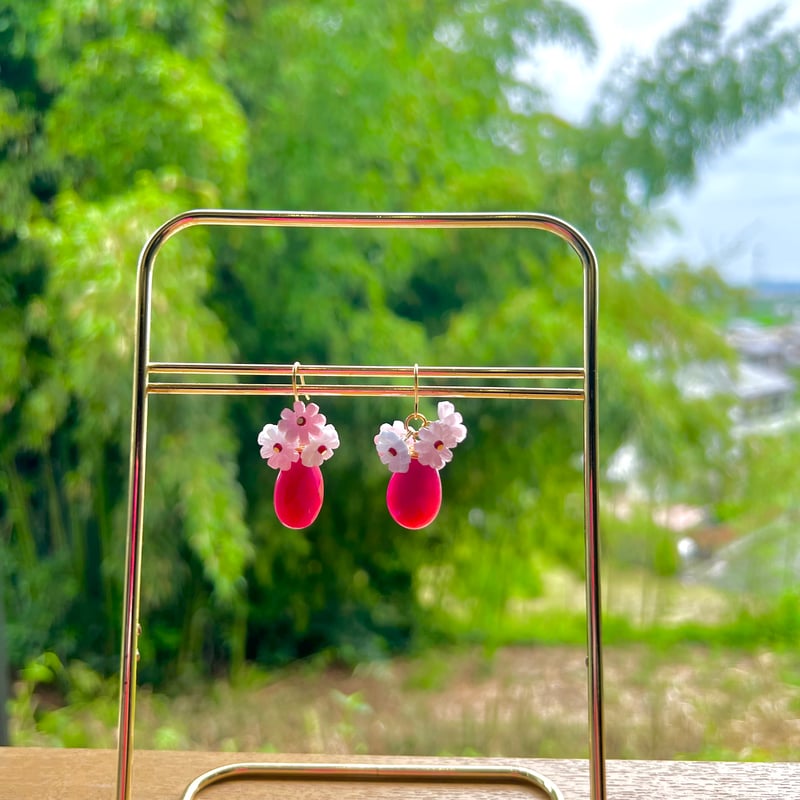 天然石チャームのピンクフラワーピアス・イヤリング | peth handmade