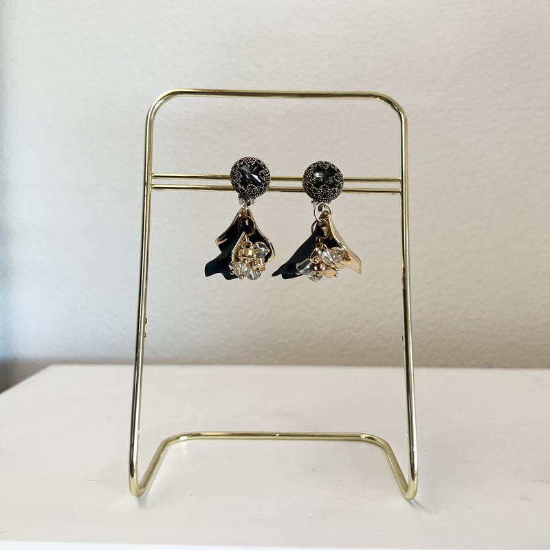 ブラックゴールドの花びらピアス・イヤリング | peth handmade