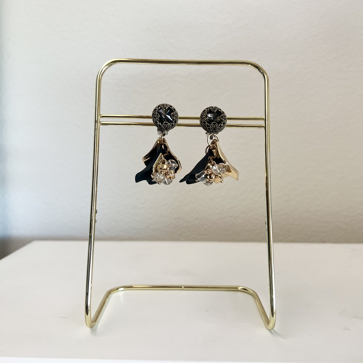 ブラックゴールドの花びらピアス・イヤリング | peth handmade