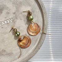 カーキとブラウンシェルピアス・イヤリング