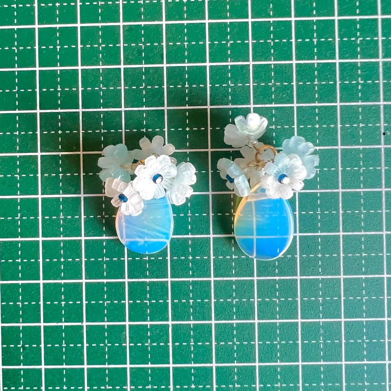 オーパライトのフラワーブルーホワイトピアス・イヤリング