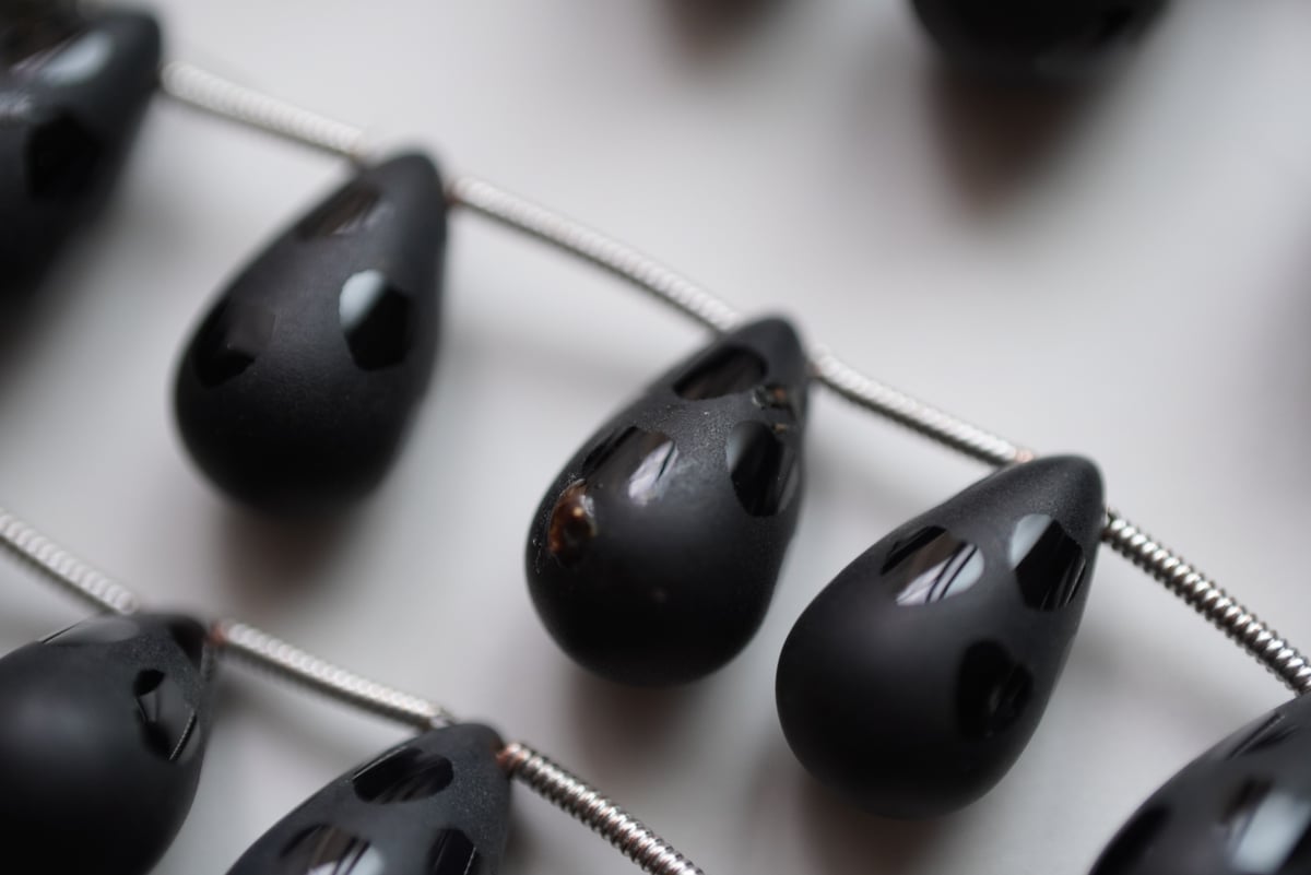 ブラックオニキス フロストハート スムース ドロップ | Sea gems