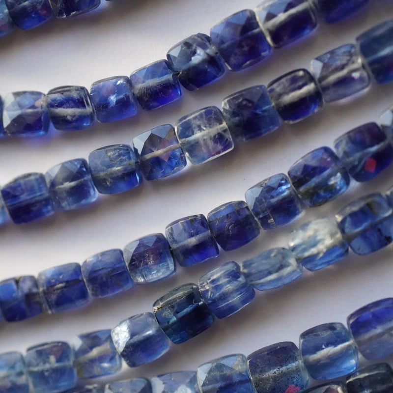 ハワイアンキルトカービングブルーカルセドニー×MOP＆カイヤナイト＆水晶のピアス ハワイアンキルトカービングブルーカルセドニー×MOP＆カイヤ