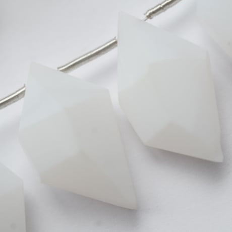 ホワイトオパール　スピンドルカット