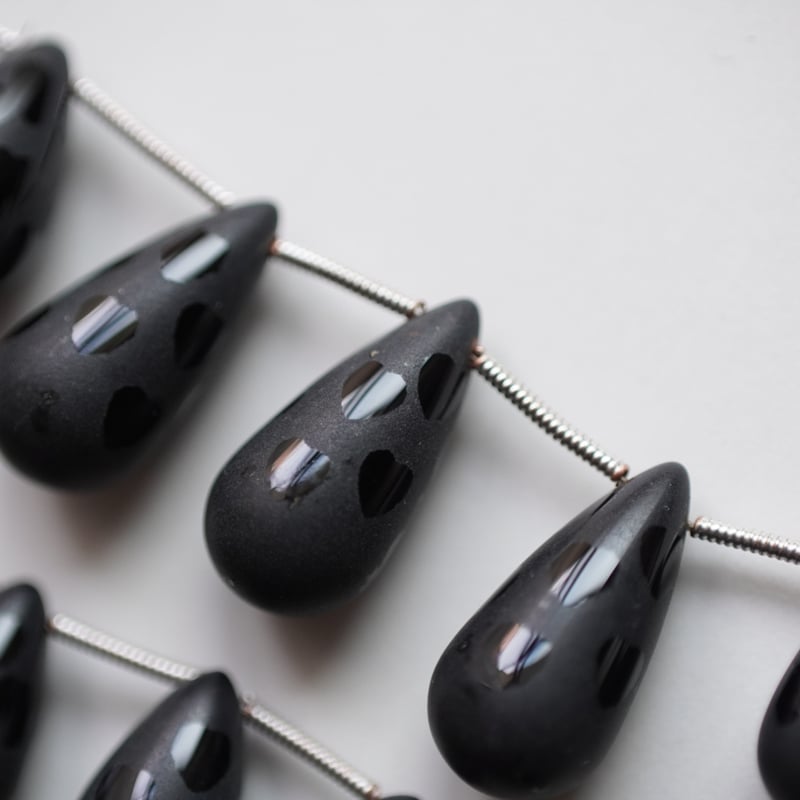 ブラックオニキス フロストハート スムース ドロップ | Sea gems